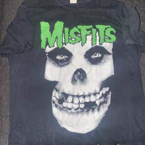 En jätte cool misfits t shirt🔥  Är Xl men sitter lite som L  Säljer åt min kille