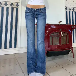 Låga vintage jeans i bootcut 💋 midja 79cm & Innerben 83cm💋 fint skick! Jag är ca 165cm