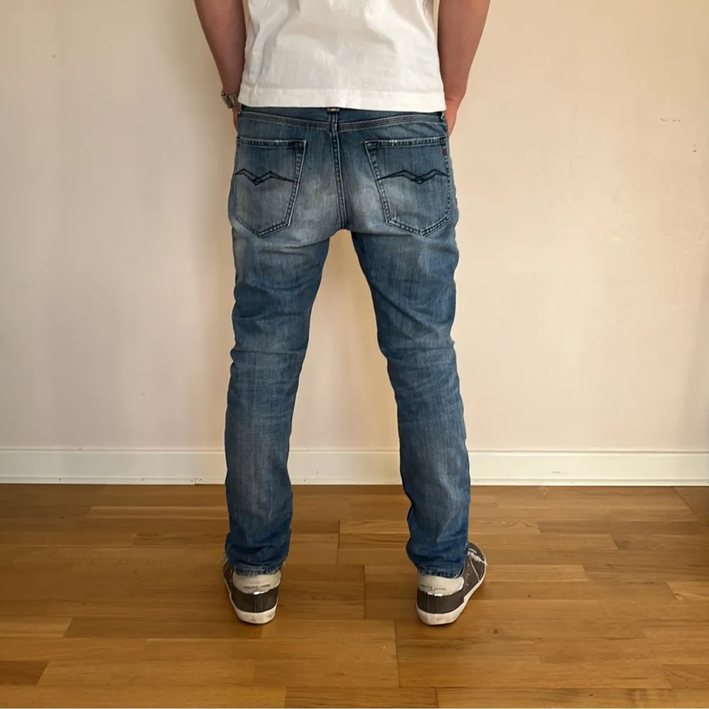 Replay Grover jeans mörkblå tvättade | Skick 9,5/10 | Size 27/30| Pris 499kr | Modellen är ca 175cm lång | Fraktar via PostNord eller Instabox på köparens bekostnad | Hör av dig vid minsta fråga eller fundering!!. Jeans & Byxor.