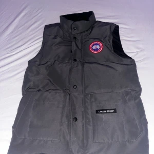 Canada goose väst - Tjenare, jag säljer min canada goose väst på grund av att jag inte använder den mer den ba ligger i min garderob. De är st xs men den passar mig perfekt som har st s och jag är 180cm lång. Mer info kom privat 