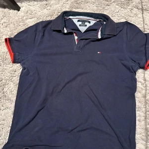 Tommy hilfiger piké - Den är ganska gammal och är solblek på kragen och skrynklig, det är Strl M i barn strolek så kanske XS