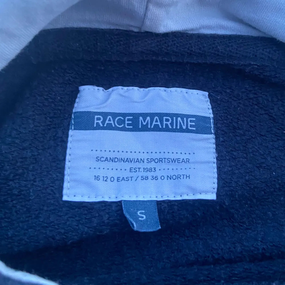 Säljer en fet hoodie från Sail marine som inte görs längre, hoodien är i storlek S men kan också passa M, Riktigt fint skick utan defekter. Skriv vid funderingar👊🏻. Hoodies.