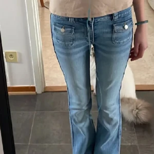 hm jeans - Säljer dessa snygga lowwaist jeans från hm barn för 199kr ! (Pris kan diskuteras!) helt nya,endast använda 3 ggr! Storlek 164 passar mig bra som är 167!