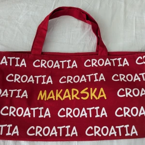 Strand väska köpt i Makarska, Kroatien.  - Snygg strand väska ! Aldrig använt och i väldigt bra skick. Ny skick