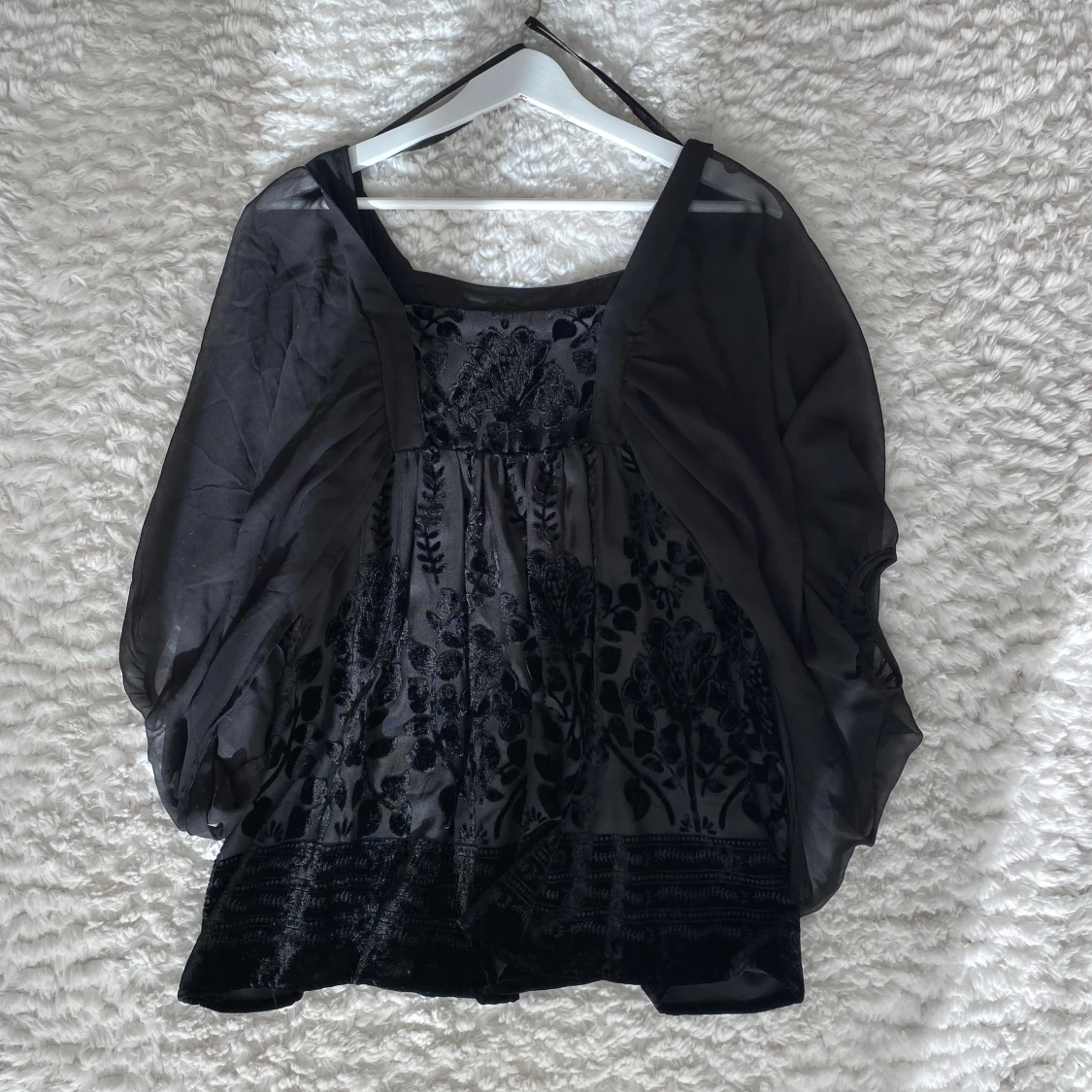 Svart blus med detaljer