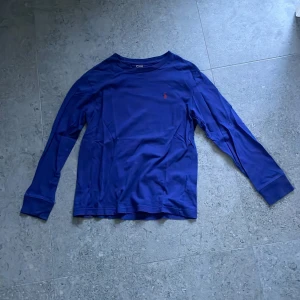 Ralph Lauren tröja - Säljer denna snygga Polo Raulph Lauren   Säljer denna tröja som är i topp skick. Den kostar igentligen 600 kr men jag säljer för hälften. Den är självklart äkta, kontakta  om du är intresserad.