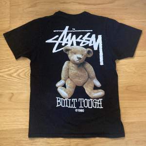 Säljer nu denna knappt använda Stussy built tough t-shirten eftersom den inte riktigt är min stil längre.  Den är i bra skick.   Nypris: 500kr + frakt Hör av dig vid funderingar! :)