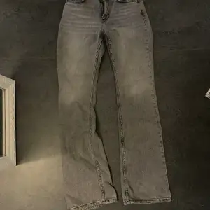 Säljer dessa gråa jeans från Gina, långa i benen, jättebra skick