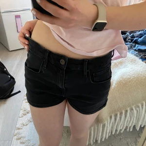 Lågmidjade jeansshorts  - Svarta jeans shorts från hm, ganska använda men inga defekter.