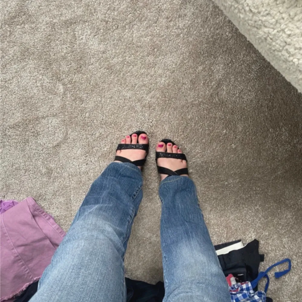 Snygga lågmidjade jeans, slim i låren men går ut ungefär efter knäna🤗. Jeans & Byxor.