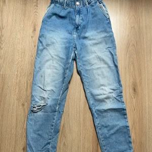 Jeans  - Momjeans, ett hål på knäet men fortfarande användbara. Storlek S/M 