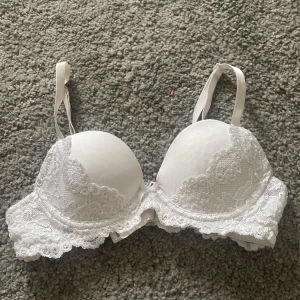 BH - supersöt bh i storlek 65A men skulle säga att den passar 70A oxå, okej skick. säljs för 119 kr, pris kan diskuteras 
