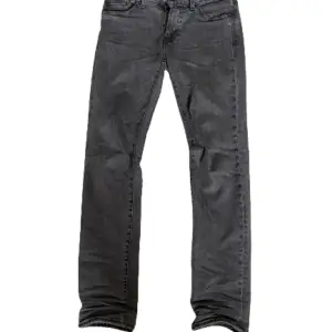 Säljer nu dessa snygga jeans från Levis | Skick : 9/10, haft dem ganska länge men knappt använt dem | Pris : Nypris : 1100kr, mitt pris 499kr. Priset är inte hugget i sten | Om du har några frågor är det bara att höra av dig! ❤️