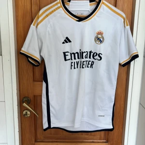Real Madrid Bellingham tröja ÄKTA! - Otroligt fin kvalite, köpt på unisport i början av säsongen men nu behöver ja sälja den. Jude belingoal därbak, Storlek M. Hör av vid intresse☺️nypris 1000kr