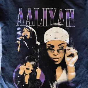 Aaliyah t-shirt med tryck fram, använd ett fåtal gånger. Storlek xxs men sitter som xs/s
