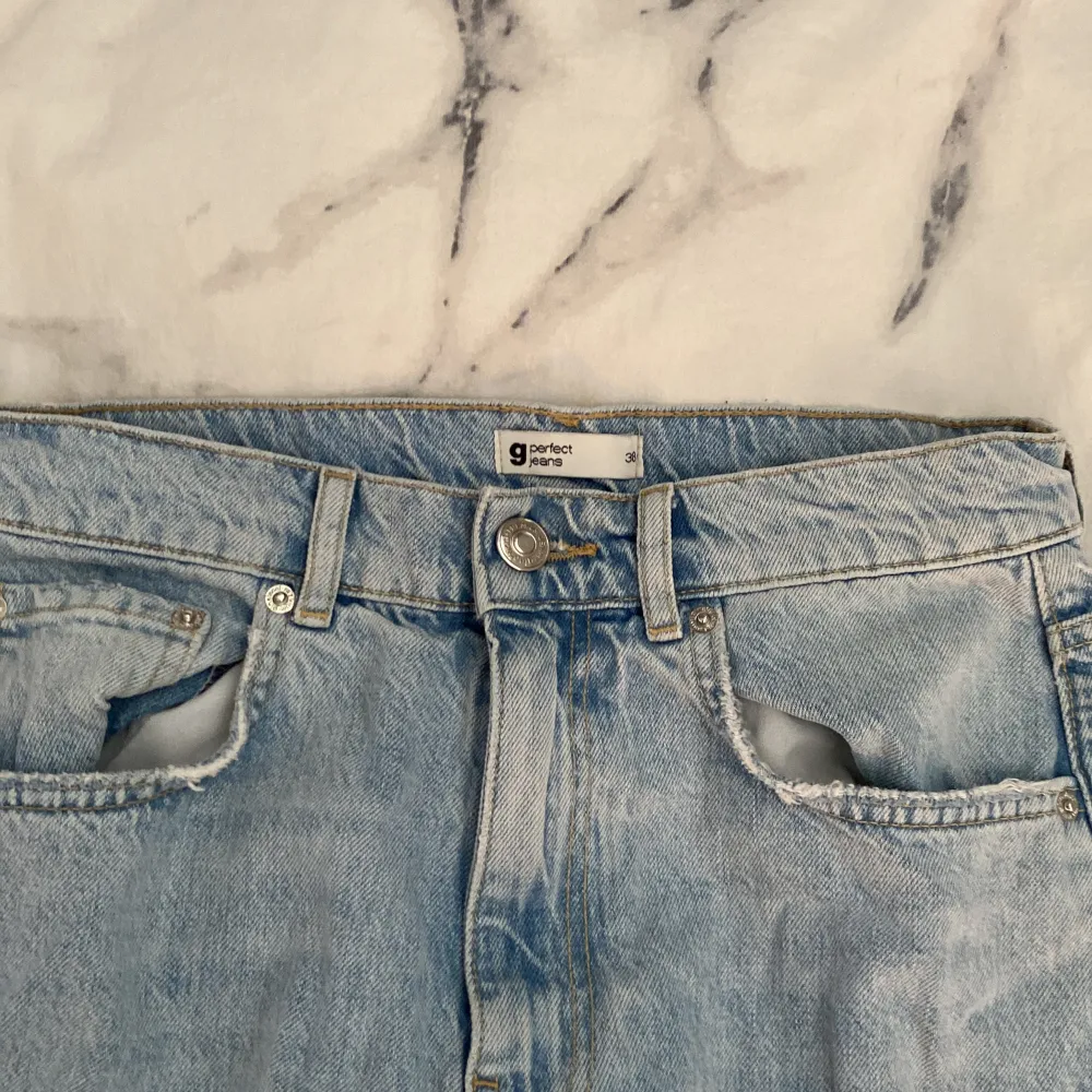 Ett par blå jeans från Gina med hål. Dessa byxor är i bra skick har knappt används🩷. Jeans & Byxor.