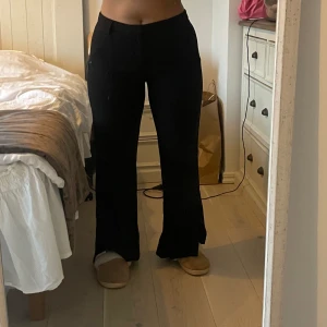 Byxor  - Vardagliga svarta byxor, kostym sydda, bekväma och skönt material. Med slits i änden. Använda men fortfarande i bra skick. Från Gina tricot, storlek 42. Skriv vid intresse ☺️