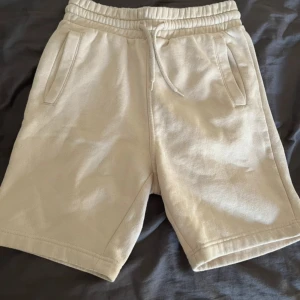 Shorts - Knappt använda shorts, väldigt sköna. Säljer dem för att jag nästan inte äter dem. Storlek Xs  Skriv för fler funderingar!