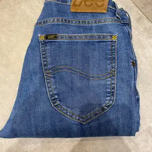 Säljer dessa jeansen ifrån Lee för endast 250kr, dem är i skicket 9/10 då de bara är använda 2 gånger!. Vid fler bilder eller frågor kontakta mig. 