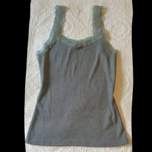 Gulligt grått linne  - I nyskick, endast testat. Jag vet inte varför linnet ser lite grönt ut på bilden😔😔 Det är iallafall inte grönt, det är grått! 