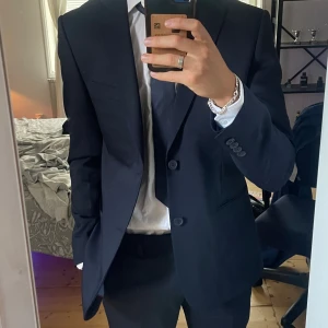 Kostym Skjorta & Slips - Komplett kostym från dressmann i nyskick. Kavaj (48), Kostymbyxor (31-32), skjorta (S/M)  Nypriset är över 3500kr Mitt pris: 599