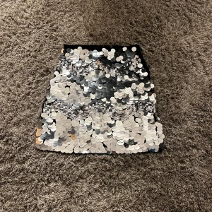 Paljettkjol - Superfin paljettkjol från bikbok. Endast använd en gång⭐️köpt för 369kr.