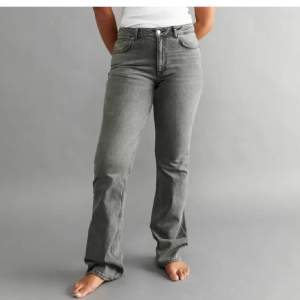 säljer mina grå jeans (full lenght flare jeans) från ginatricot då dom inte används 💕 köpta för 500kr & säljer för 250 💕knappt använda!!