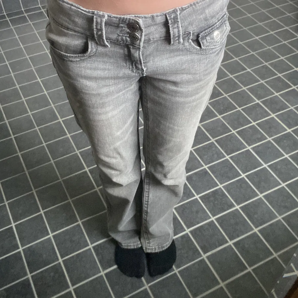 Säljer dessa jättesnygga Bootcut lowwaist jeansen från Gina. Storlek: 152. Ordinarie pris: 350❤️. Jeans & Byxor.