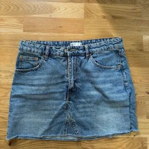 Jeanskjol low waist  - Säljer en Low waist kjol ifrån Ginatricot som är slutsåld på hemsidan. Kjolen är mellanblå, låg midja och ganska rak i modellen. Aldrig använd💓
