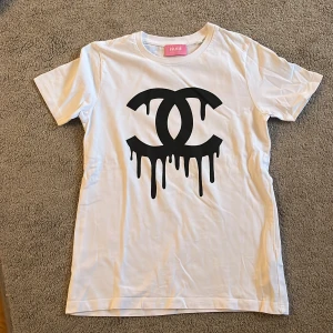 T-shirt från Fakie Stockholm i nyskick -  T-shirt från Fakie Stockholm Storlek 134-146 i nyskick.