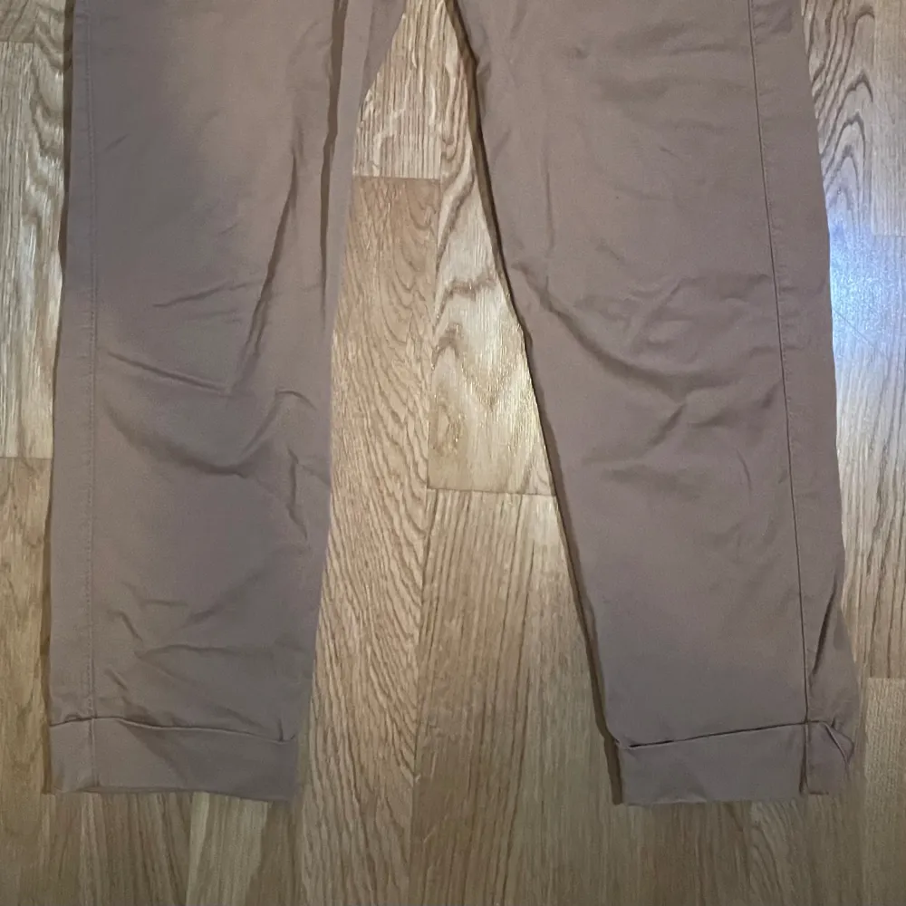 Kostymbyxor (straight leg). Mörk beige färg. Storlek finns på bild 4. Bra material och kvalite. Nyskick. Medelhögmidjade.   Kan postas, isf står köpare för frakt. Annars funkar upphämtning i Malmö. . Jeans & Byxor.