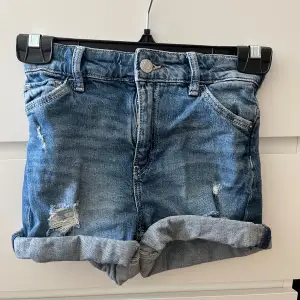 Lågmidjade jeans shorts från H&M barnavdelning men passar XS. 