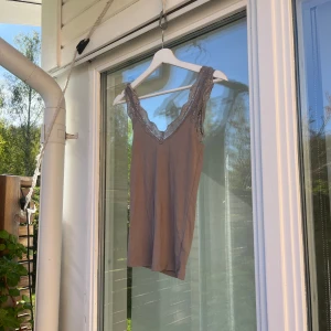 Linne med spets - Brun/beige linne med spetsdetaljer🤎 strl s Pris 50kr 