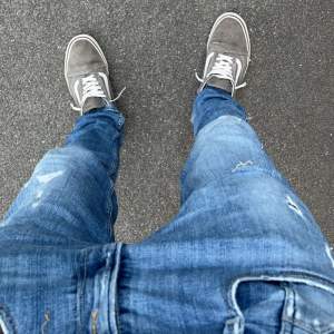 Riktigt snygga replay anbass slimfitt jeans med skön tvätt passar dig som är runt 1.80 cm priset går att diskutera 