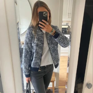 Jacka - Jätte fin jacka perfekt till sommaren ! Aldrig använd då jag har 2! Storlek M så den sitter jätte fint o oversized. 