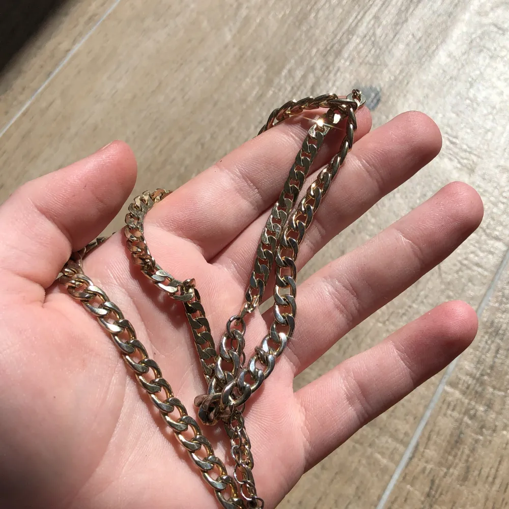 Ett find halsband som är som en dubbel kedja. Guldfärgad dock inte äkta . Accessoarer.