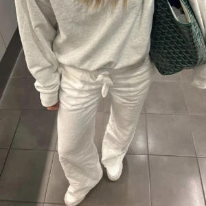 Alobha label linnebyxor  - Helt nya med lapp kvar Innerbenslängd: 88cm Midjemått: 37cm , men den är väldigt stretchig