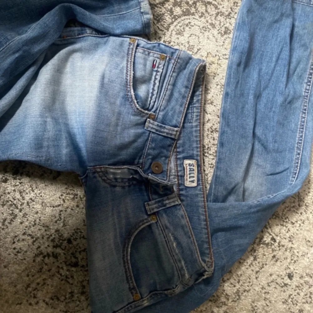 Lågmidjade bootcut jeans från tommy hilfiger. Midjemåttet tvärs över: 36 Innerbenslängd: 76. Jeans & Byxor.