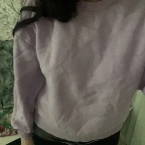 lila tjock tröja  - en lila tjocktröja från Gina-Tricot som inte långre kommer till någon användning. Kontakta mig för fler bilder🎀