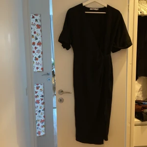 Omlottklänning - Svart omlottklänning från NA-KD stl 34
