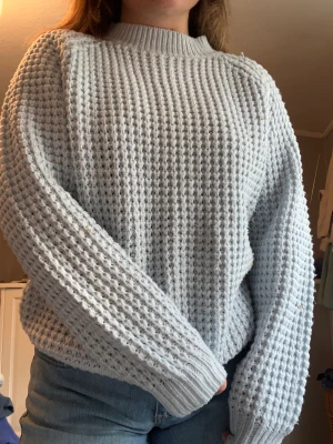 Ljusblå stickad tröja - Säljer denna jättefina stickade tröja från lager 157. Jättefin färg nu till vår och sommar.