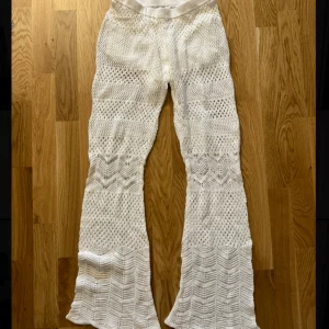 Byxor  - Stickade byxor från River Island i storlek S!😍😍