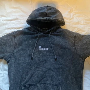 Grå hoodie Mennace - Bra skick, passar ej längre. Inköpt för ca 600kr på Zalando. Fin kvalite, 100% bomull så blir ej nopprig. 