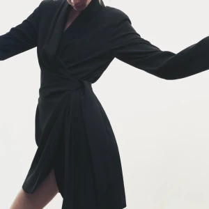 Blazerklänning  - Säljer min blazerklänning från Zara. Endast använd ett fåtal gånger, säljer för att jag tyvärr använder den för lite. Liten i storleken, jag är vanligtvis M och den sitter bra på mig. Köpte den för 559kr. 