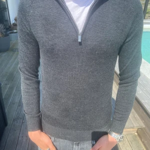 Riktigt snygg half zip up!! - Jättesnygg half zip up från Bruun & stengade säljer då den är för liten. Nypris 900 kr. Först till kvarn!! 