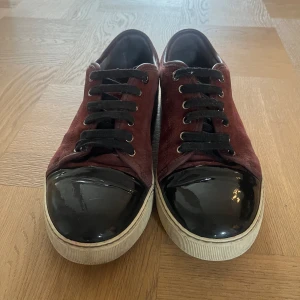 Lanvin st 42 - Ett par riktigt fräscha vinröda Lanvins i storlek 42. Vind är 8/10 och den enda defekten ser du på sista bilden. Pris kan diskuteras vid snabb affär. Om du har några funderingar är det bara att skicka ett meddelande :)