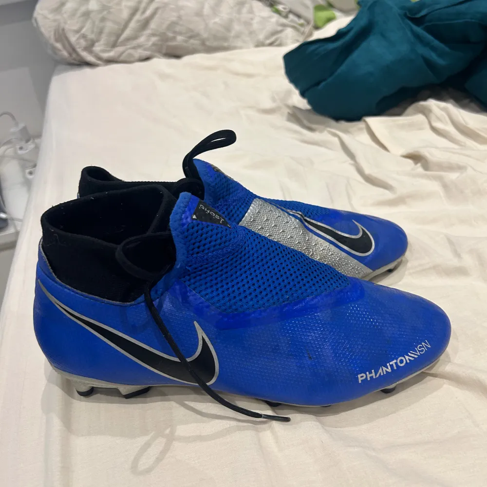 Nike phantom nvsn elite  Nyskick, Riktig fina skor aldrig använda för dem är för små.  Storlek 43, men passar även 42, 42,5 Skicka pm för fler bilder. . Skor.