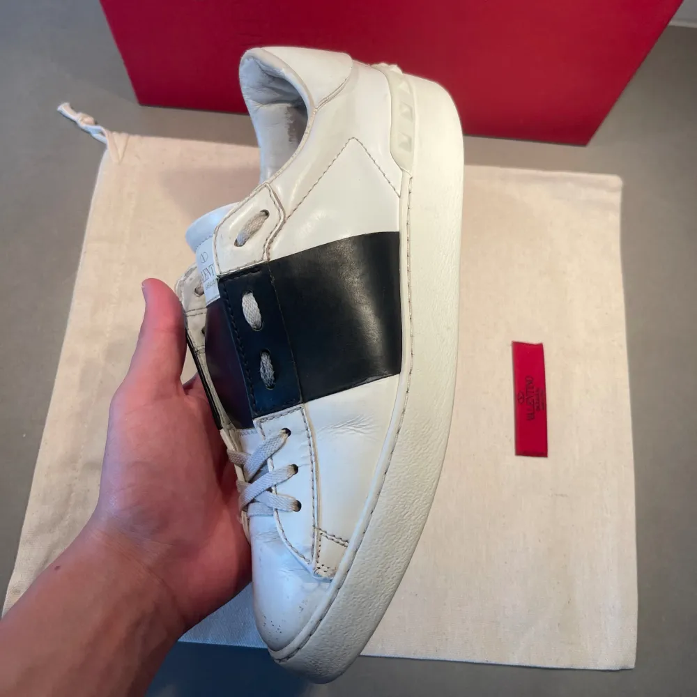 Hej! Säljer nu dessa sjukt snygga vita Valentino open skorna med en svart kontrastfärg. Okej skick, anvädna. Storlek 38,5 men passar 0,5-1 storlek större. Tillkommer skopåse. Kan frakta eller mötas upp i Kungälv. PM 📩för fler frågor/bilder :). Skor.