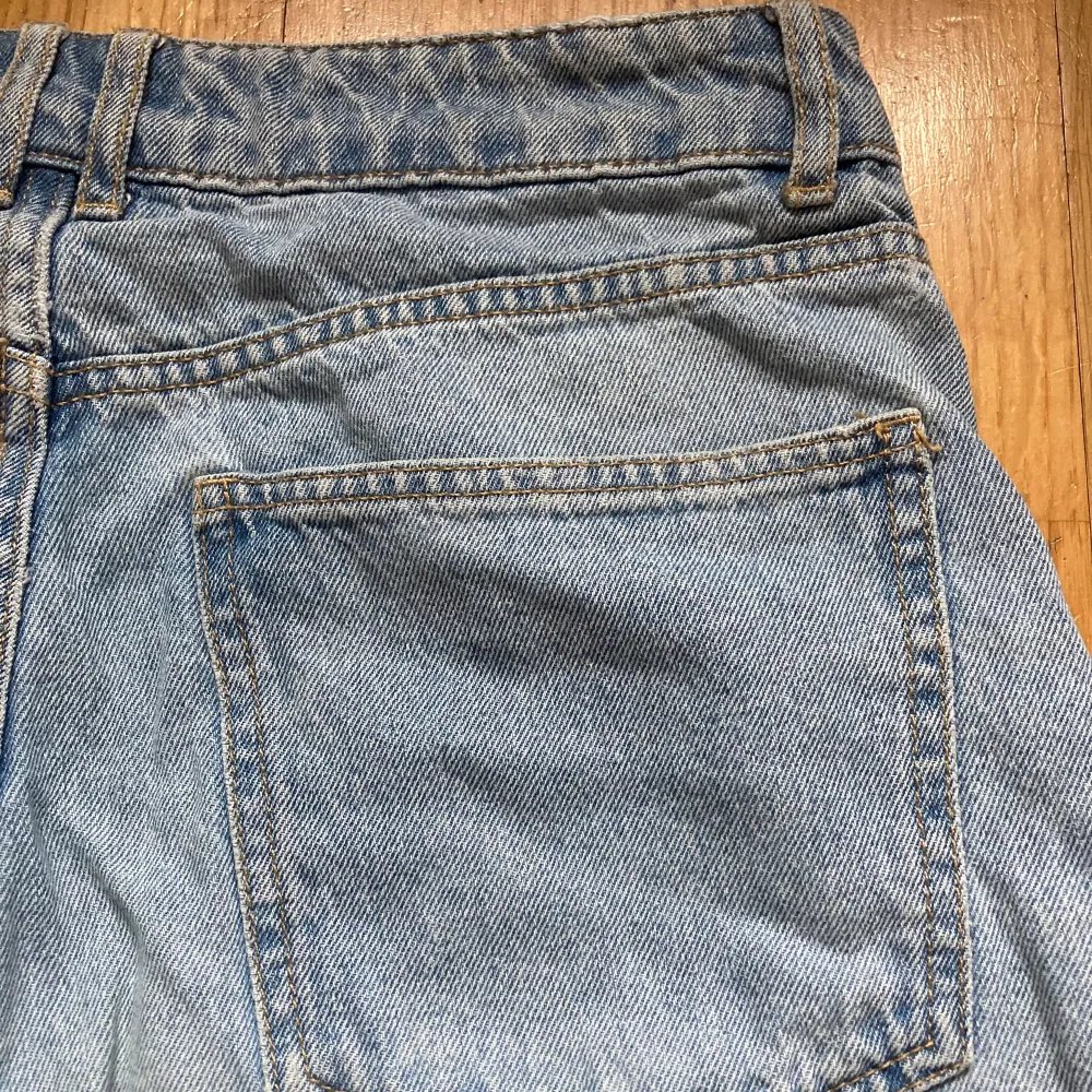 Klassiska raka vida jeans. Fungerar till precis allt. Sitter väldigt bra och mycket bekvämt. Bra skick.. Jeans & Byxor.