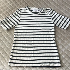 Stylein kortärmad topp - Stylein kortärmad topp använd ett fåtal gånger säljes. Fint skick. Djur- och rökfritt hem. 